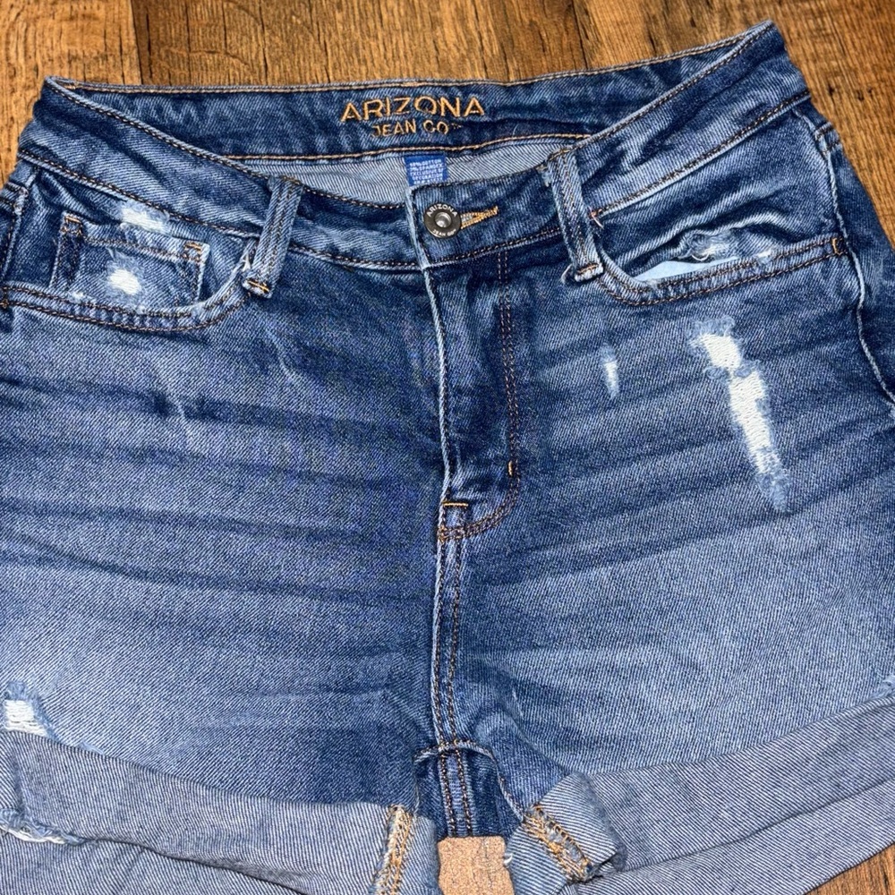Arizona shorts SIZE 3
(It wouldn’t let me choose size 3 when listing)